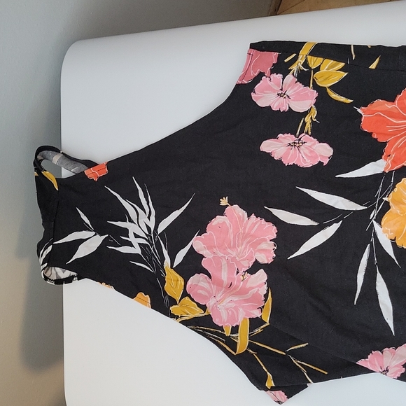 Guess - Picture 4 of 6